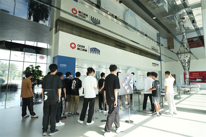 लिमिंग वोकेशनल यूनिवर्सिटी ने नौकरी विकास कार्यक्रम के लिए फ़ुज़ियान क्वांगोंग मशीनरी कंपनी लिमिटेड का दौरा किया।