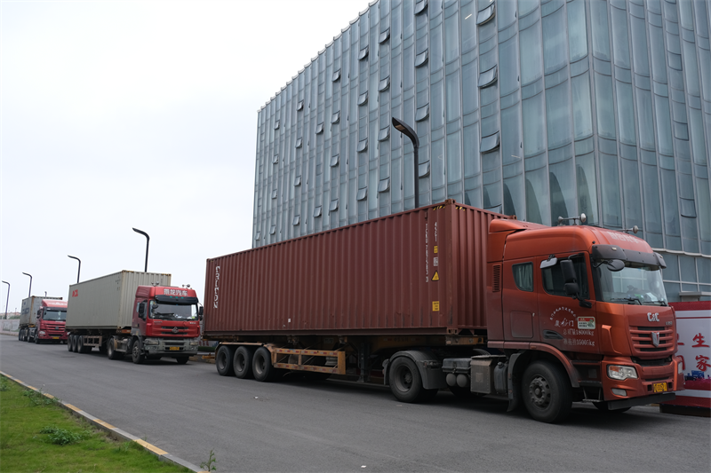 क्यूजीएम ईंट बनाने की मशीनें मध्य पूर्व में भेजी गईं, जिससे क्षेत्रीय निर्माण को एक नई छलांग लगाने में मदद मिली