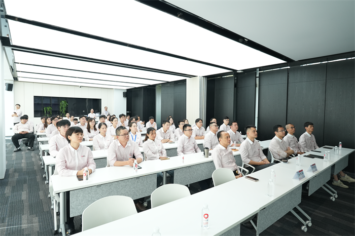 क्यूजीएम: सैन्य परेड को एक साथ देखना और प्रगति के लिए ताकत जुटाना