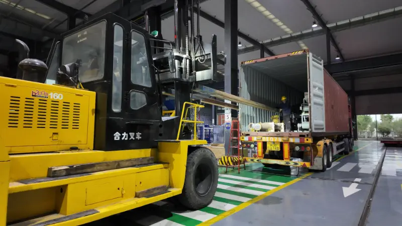 विशाल जहाज विश्वास लेकर चलते हैं, और बुद्धिमानी से निर्मित उपकरण दुनिया भर में गंतव्यों की ओर जा रहे हैं।