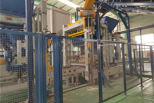 जेनिथ1500-2 कंक्रीट ब्लॉक मशीन परियोजना को परिचालन में लाया गया, जिससे माली नगर निर्माण में मदद मिलेगी